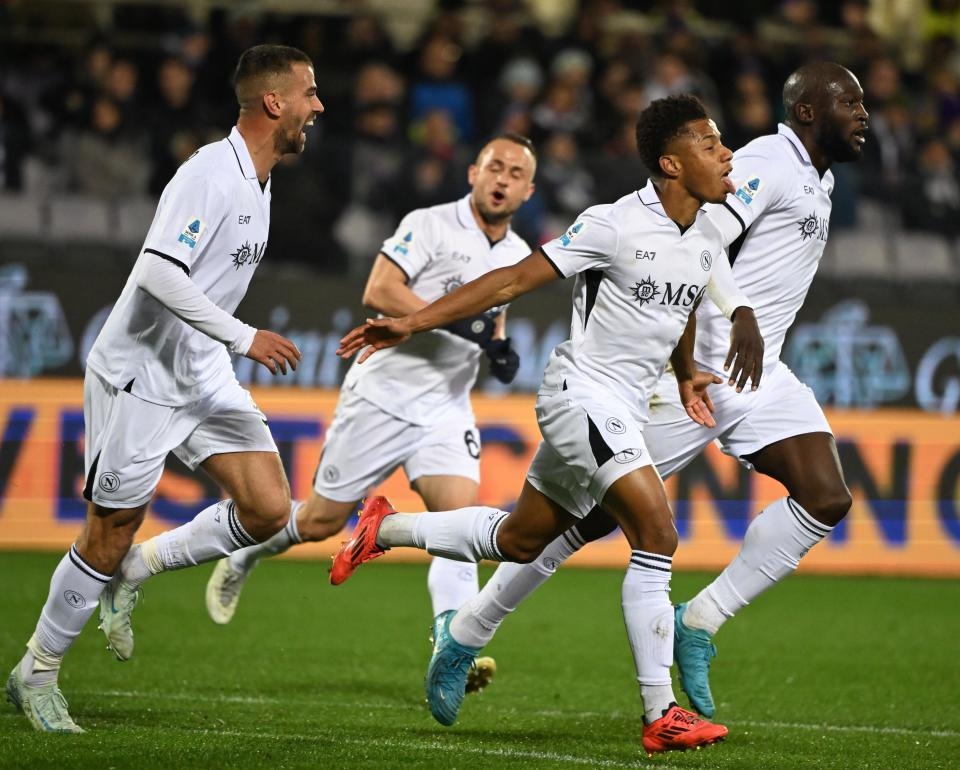 包含佛罗伦萨客场惊险获胜，连胜追赶前列的词条