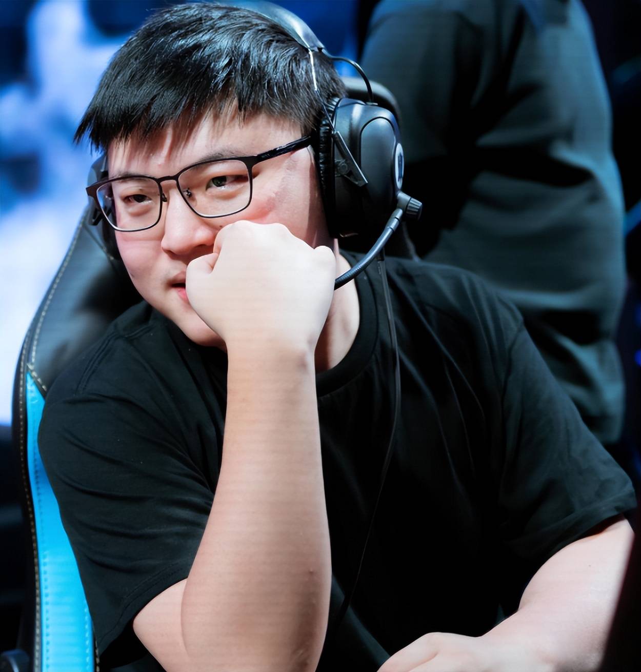 Uzi回归赛场，回归赛场首场状态亮眼，FPX观众沸腾！的简单介绍